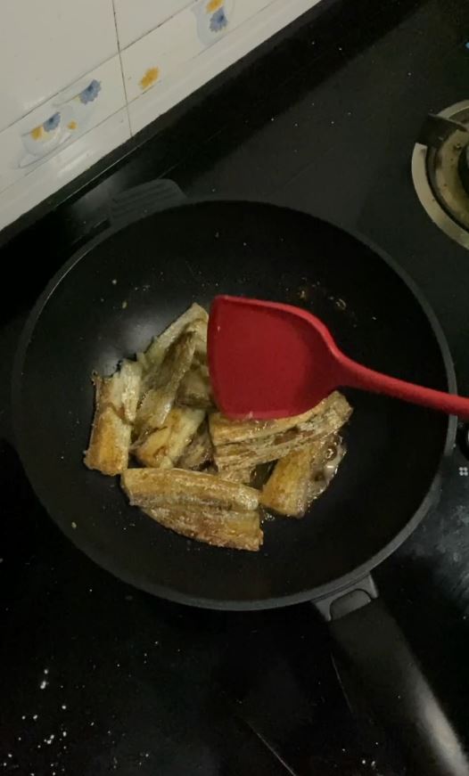 帶魚這樣做,酥脆的連魚骨頭都可以吃的做法-家常味煎菜譜-易網(wǎng)健康養(yǎng)生網(wǎng) 帶魚這樣做,酥脆的連魚骨頭都可以吃的做法-家常味煎菜譜