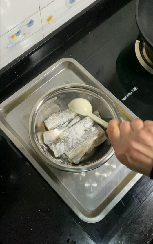 帶魚這樣做,酥脆的連魚骨頭都可以吃的做法-家常味煎菜譜-易網(wǎng)<a href=http://www.fnaogov.cn/ target=_blank class=infotextkey>健康養(yǎng)生</a>網(wǎng) 帶魚這樣做,酥脆的連魚骨頭都可以吃的做法-家常味煎菜譜