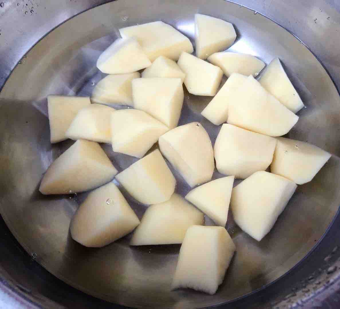 土豆茄子燉五花肉的做法-咸鮮味燉菜譜-易網(wǎng)健康養(yǎng)生網(wǎng) 土豆茄子燉五花肉的做法-咸鮮味燉菜譜