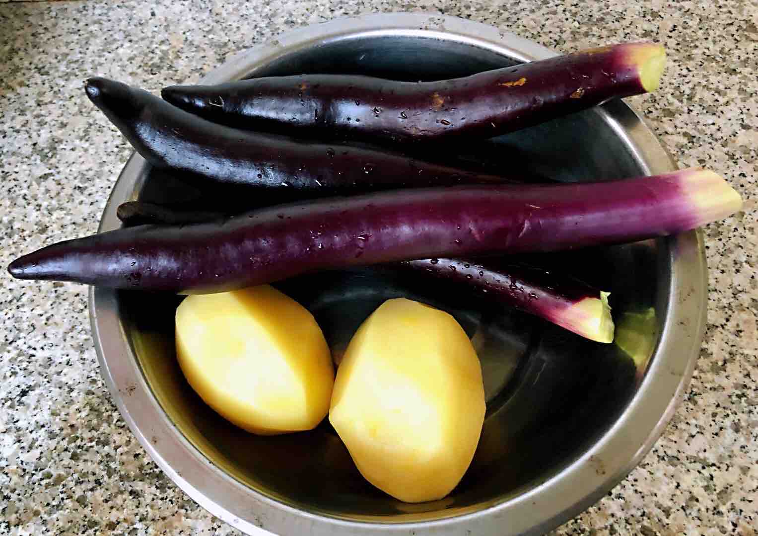 土豆茄子燉五花肉的做法-咸鮮味燉菜譜-易網(wǎng)<a href=http://www.fnaogov.cn/ target=_blank class=infotextkey>健康養(yǎng)生</a>網(wǎng) 土豆茄子燉五花肉的做法-咸鮮味燉菜譜