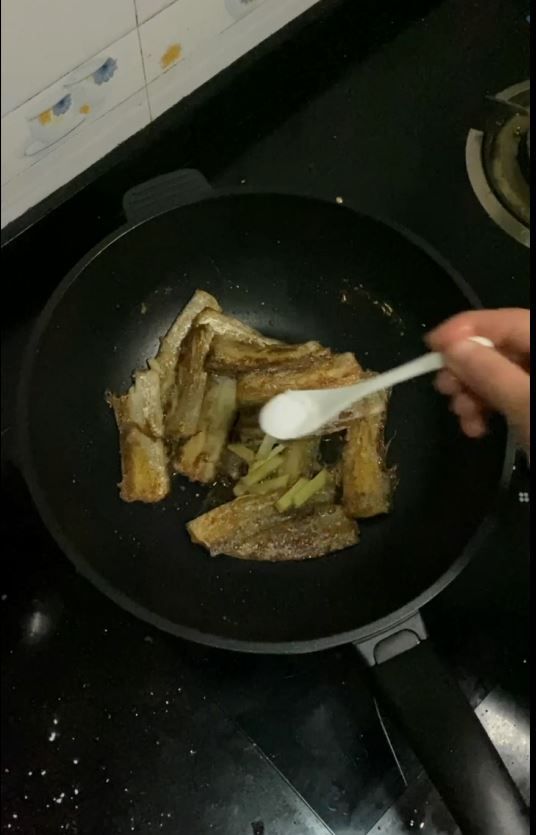 帶魚這樣做,酥脆的連魚骨頭都可以吃的做法-家常味煎菜譜-易網(wǎng)健康養(yǎng)生網(wǎng) 帶魚這樣做,酥脆的連魚骨頭都可以吃的做法-家常味煎菜譜