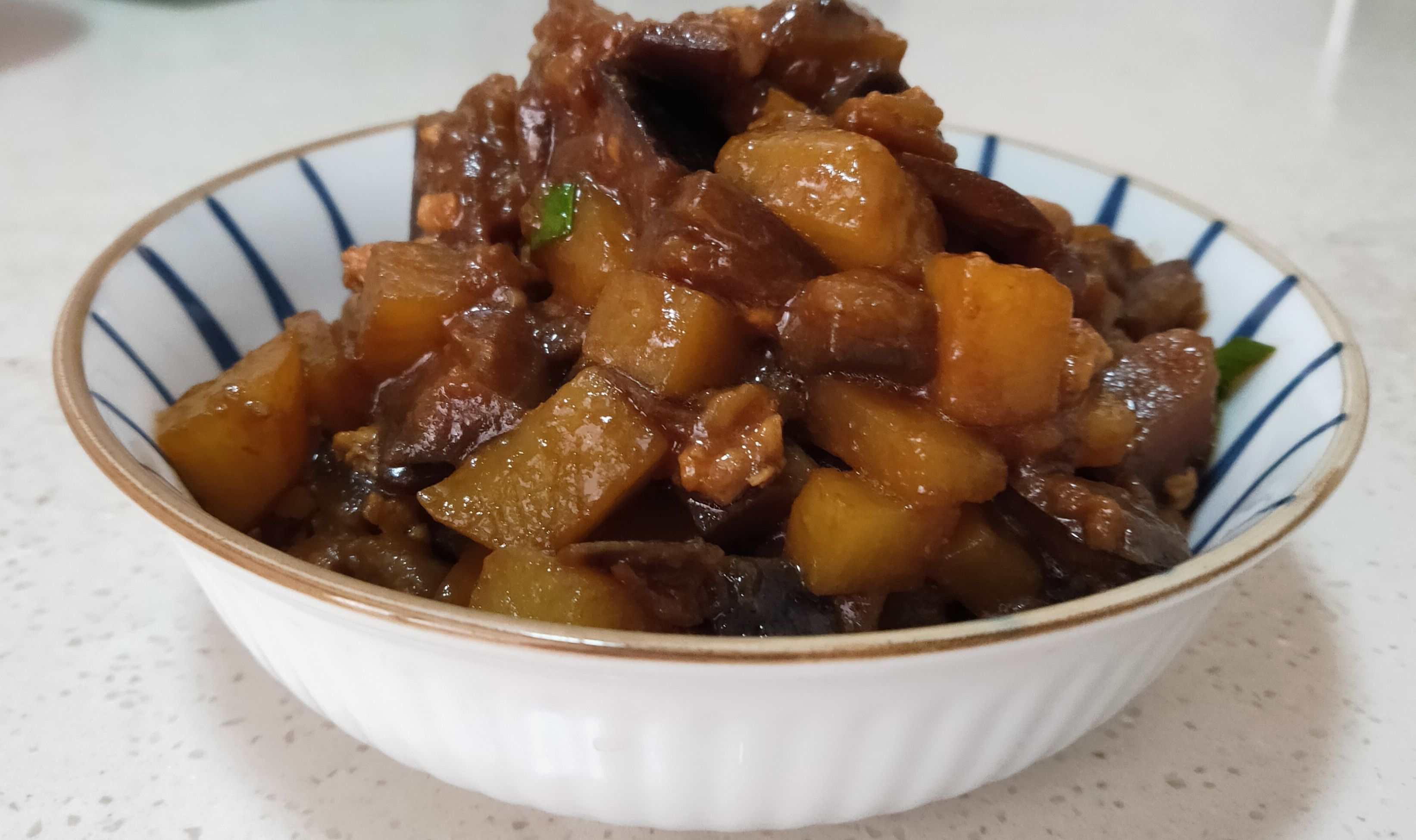 茄子燉土豆的做法-咸鮮味炒菜譜-易網(wǎng)健康養(yǎng)生網(wǎng) 茄子燉土豆的做法-咸鮮味炒菜譜