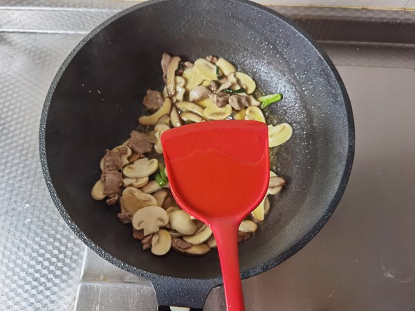 雙菇炒肉絲的做法-咸鮮味炒菜譜-易網健康養生網 雙菇炒肉絲的做法-咸鮮味炒菜譜
