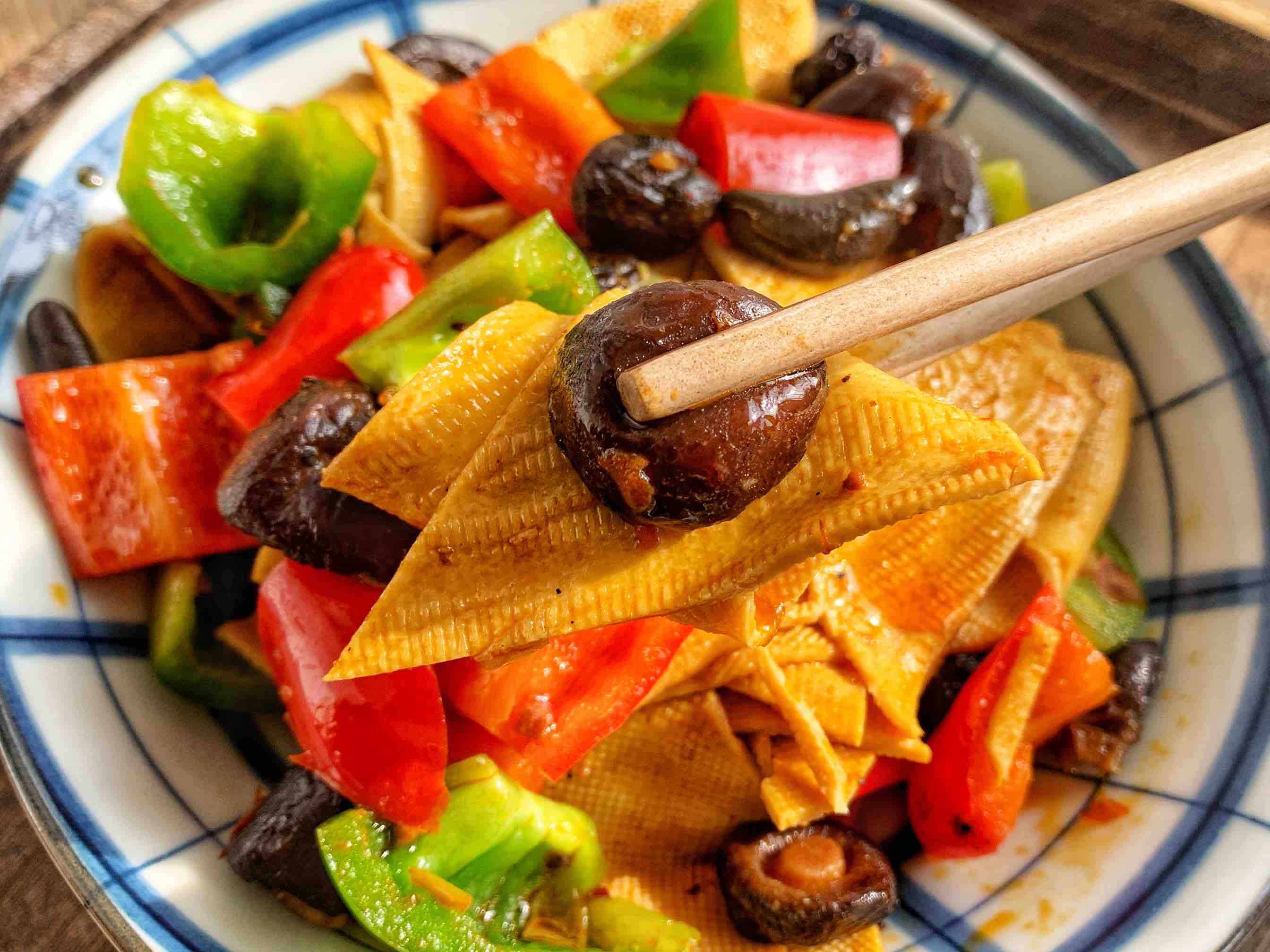 素菜也下飯??香辣燉豆皮的做法-香辣味燉菜譜-易網(wǎng)健康養(yǎng)生網(wǎng) 素菜也下飯??香辣燉豆皮的做法-香辣味燉菜譜