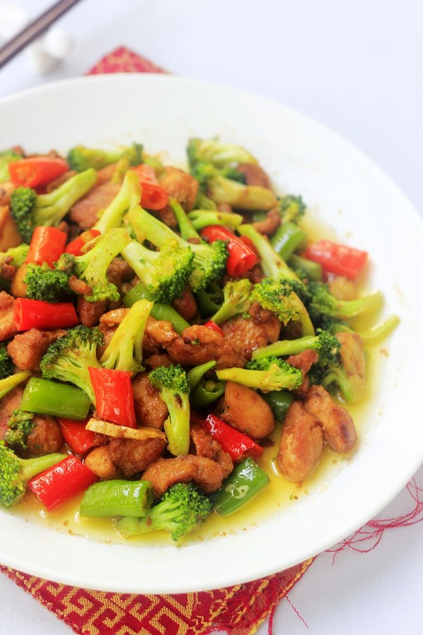 西蘭花炒雞的做法-咸鮮味炒菜譜-易網健康養生網 西蘭花炒雞的做法-咸鮮味炒菜譜