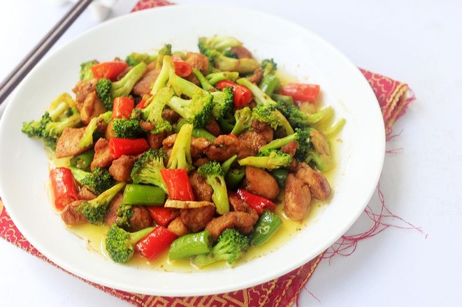西蘭花炒雞的做法-咸鮮味炒菜譜-易網健康養生網 西蘭花炒雞的做法-咸鮮味炒菜譜