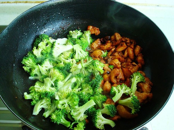 西蘭花炒雞的做法-咸鮮味炒菜譜-易網健康養生網 西蘭花炒雞的做法-咸鮮味炒菜譜