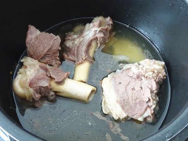 羊骨肉燉白菜的做法-咸鮮味燉菜譜-易網<a href=http://www.fnaogov.cn/ target=_blank class=infotextkey>健康養生</a>網 羊骨肉燉白菜的做法-咸鮮味燉菜譜