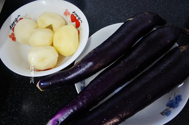 土豆燉茄子的做法-醬香味燉菜譜-易網(wǎng)<a href=http://www.fnaogov.cn/ target=_blank class=infotextkey>健康養(yǎng)生</a>網(wǎng) 土豆燉茄子的做法-醬香味燉菜譜