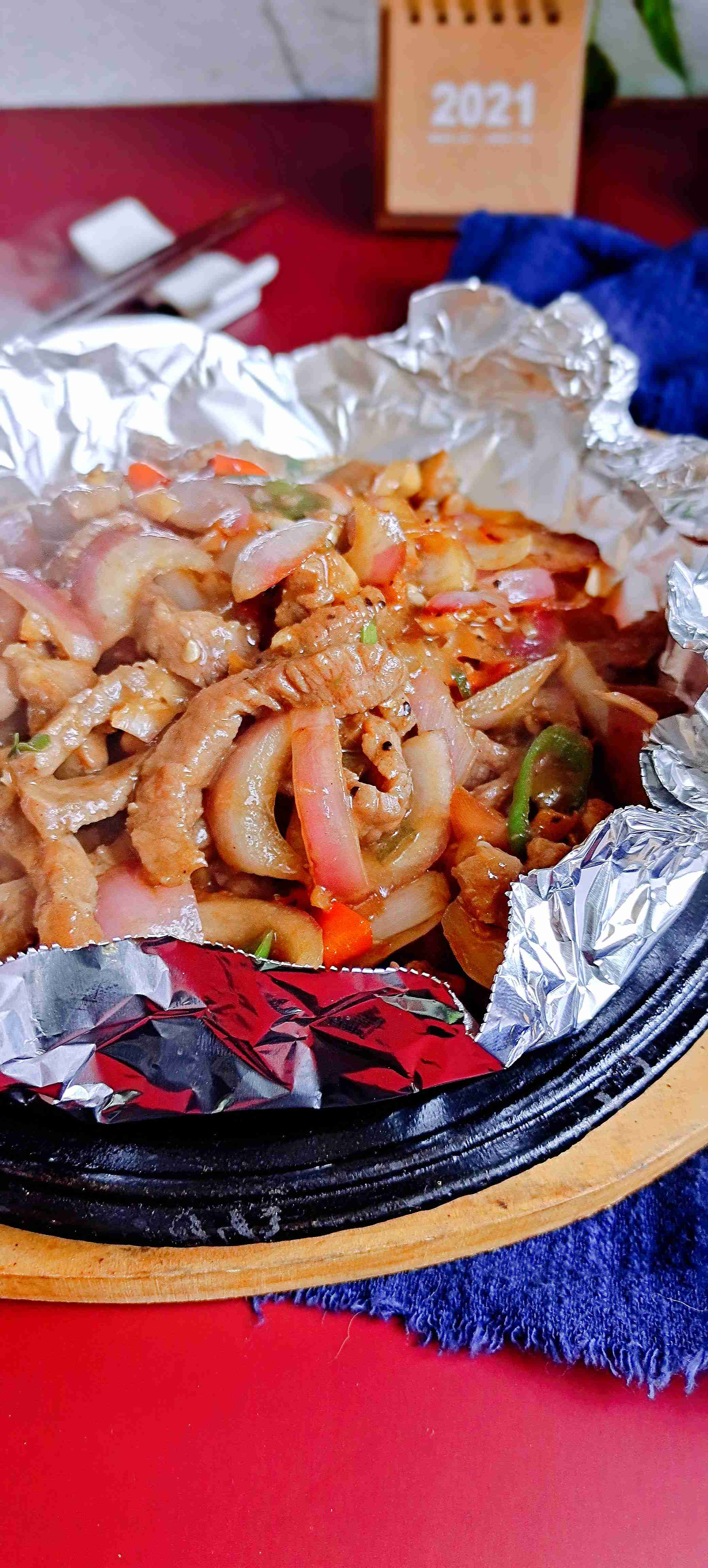 年菜餐桌一道硬菜,老少皆愛…鐵板黑椒牛柳的做法-黑椒味炒菜譜-易網健康養生網 年菜餐桌一道硬菜,老少皆愛…鐵板黑椒牛柳的做法-黑椒味炒菜譜