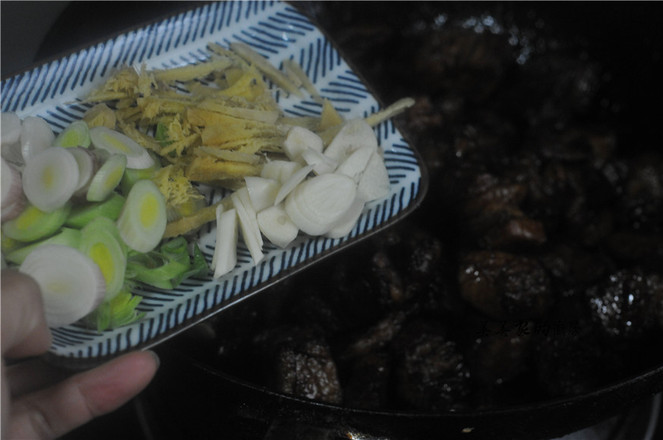 偷學(xué)酒店大廚的土豆燒牛腩，果然牛！3天做了2次，孩子還嫌不夠！的做法-咸鮮味燒菜譜