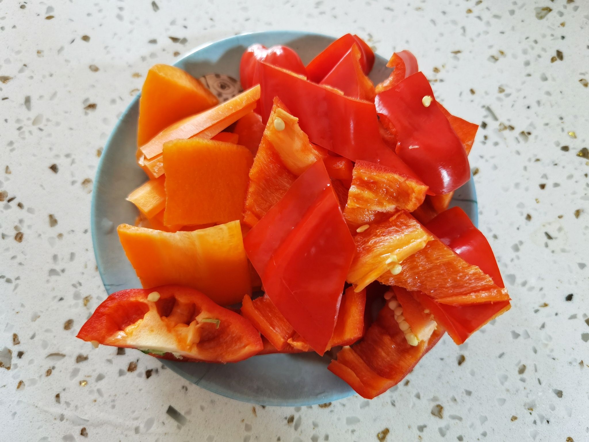 年夜飯素菜也出彩-素炒三色,生活多姿又多彩的做法-咸鮮味炒菜譜-易網健康養生網 年夜飯素菜也出彩-素炒三色,生活多姿又多彩的做法-咸鮮味炒菜譜