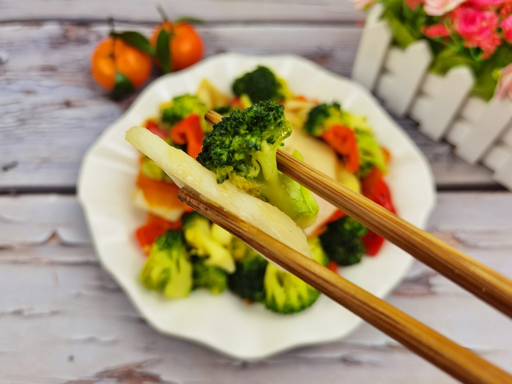 年夜飯素菜也出彩-素炒三色,生活多姿又多彩的做法-咸鮮味炒菜譜-易網健康養生網 年夜飯素菜也出彩-素炒三色,生活多姿又多彩的做法-咸鮮味炒菜譜