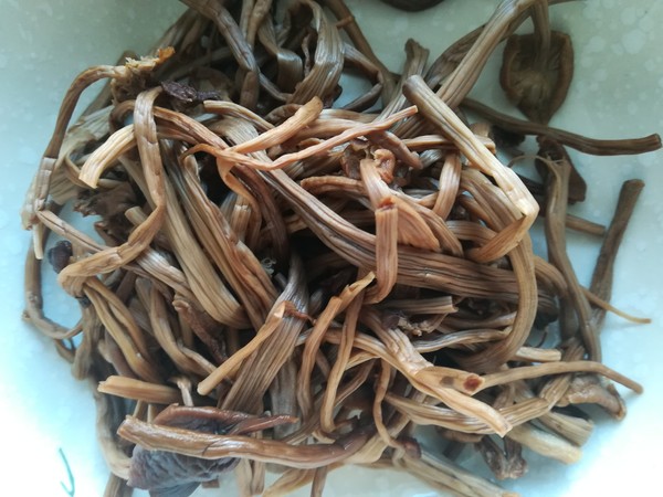 干鍋茶樹(shù)菇的做法-家常味炒菜譜