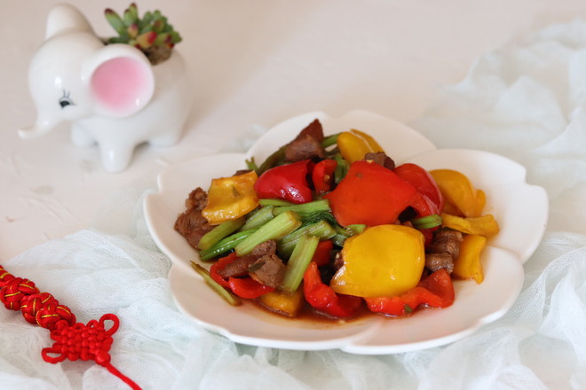 彩椒炒肉的做法-家常味炒菜譜-易網健康養生網 彩椒炒肉的做法-家常味炒菜譜