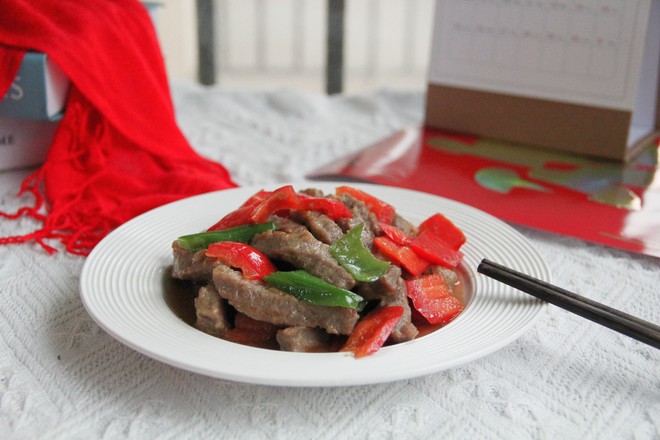 紅紅火火青紅椒小炒牛肉的做法-咸鮮味炒菜譜-易網健康養(yǎng)生網 紅紅火火青紅椒小炒牛肉的做法-咸鮮味炒菜譜