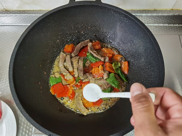 紅紅火火青紅椒小炒牛肉的做法-咸鮮味炒菜譜-易網健康養(yǎng)生網 紅紅火火青紅椒小炒牛肉的做法-咸鮮味炒菜譜