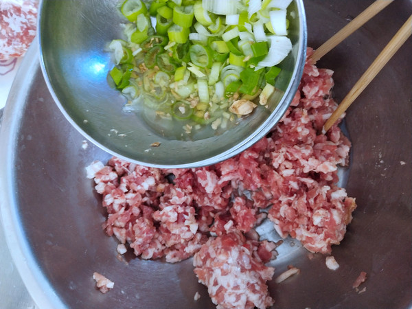干炸丸子的做法-家常味炸菜譜-易網(wǎng)健康養(yǎng)生網(wǎng) 干炸丸子的做法-家常味炸菜譜