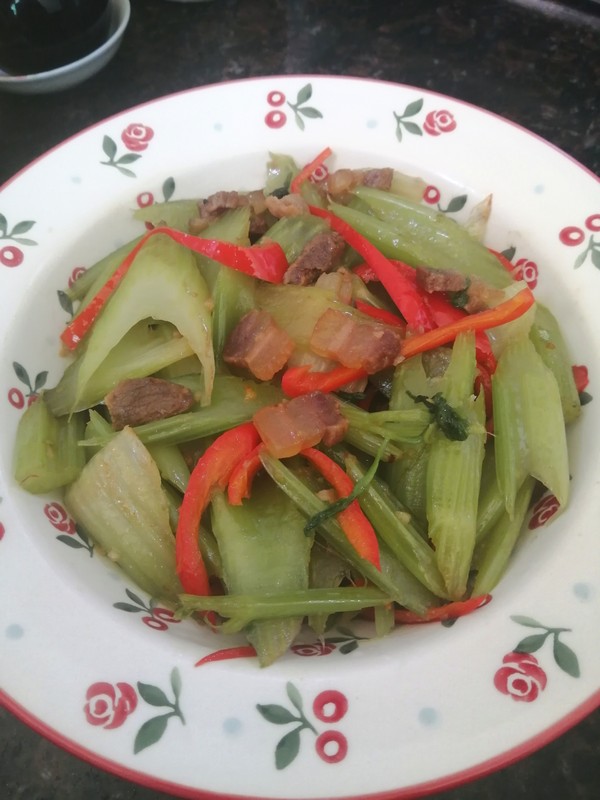 簡簡單單也不失美味~~臘肉炒西芹的做法-家常味炒菜譜-易網(wǎng)健康養(yǎng)生網(wǎng) 簡簡單單也不失美味~~臘肉炒西芹的做法-家常味炒菜譜