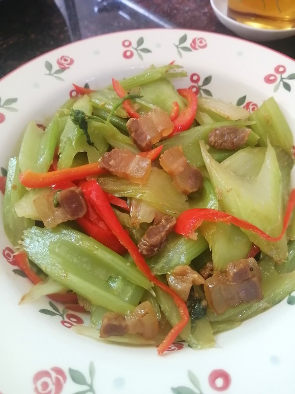 簡簡單單也不失美味~~臘肉炒西芹的做法-家常味炒菜譜-易網(wǎng)健康養(yǎng)生網(wǎng) 簡簡單單也不失美味~~臘肉炒西芹的做法-家常味炒菜譜