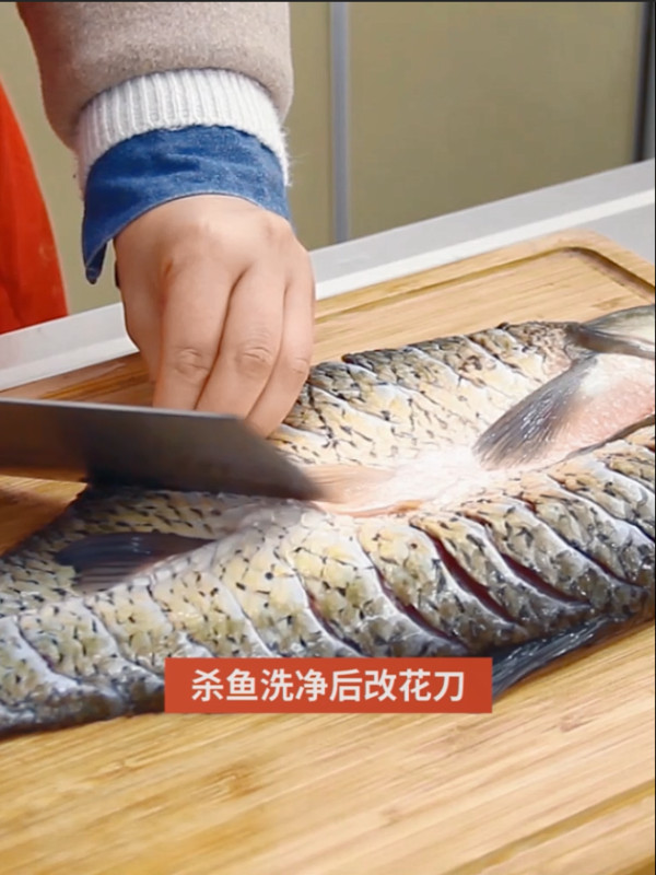 萬(wàn)州烤魚三大步：“先腌后烤再燉”！的做法-香辣味烤菜譜