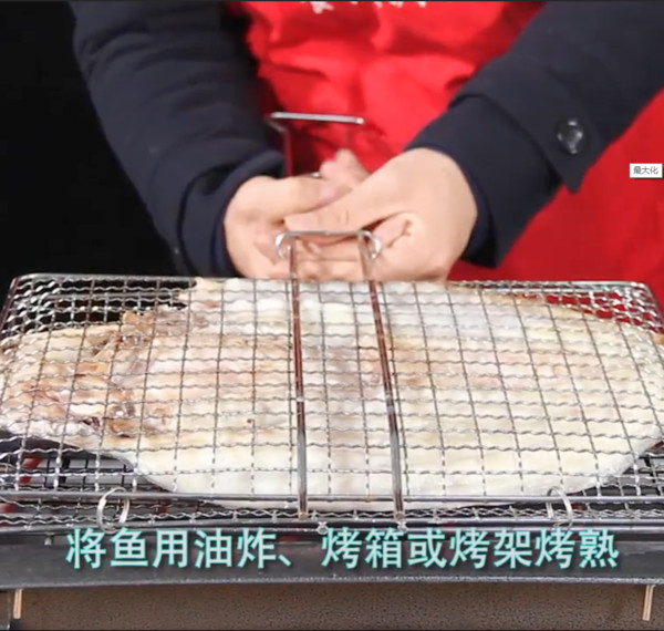 萬(wàn)州烤魚三大步：“先腌后烤再燉”！的做法-香辣味烤菜譜