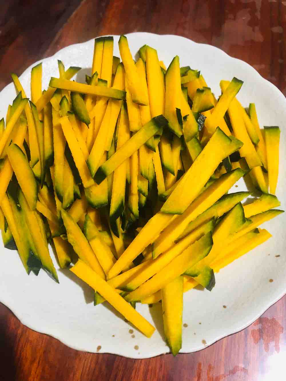 南瓜炒肉絲的做法-家常味炒菜譜-易網<a href=http://www.fnaogov.cn/ target=_blank class=infotextkey>健康養生</a>網 南瓜炒肉絲的做法-家常味炒菜譜
