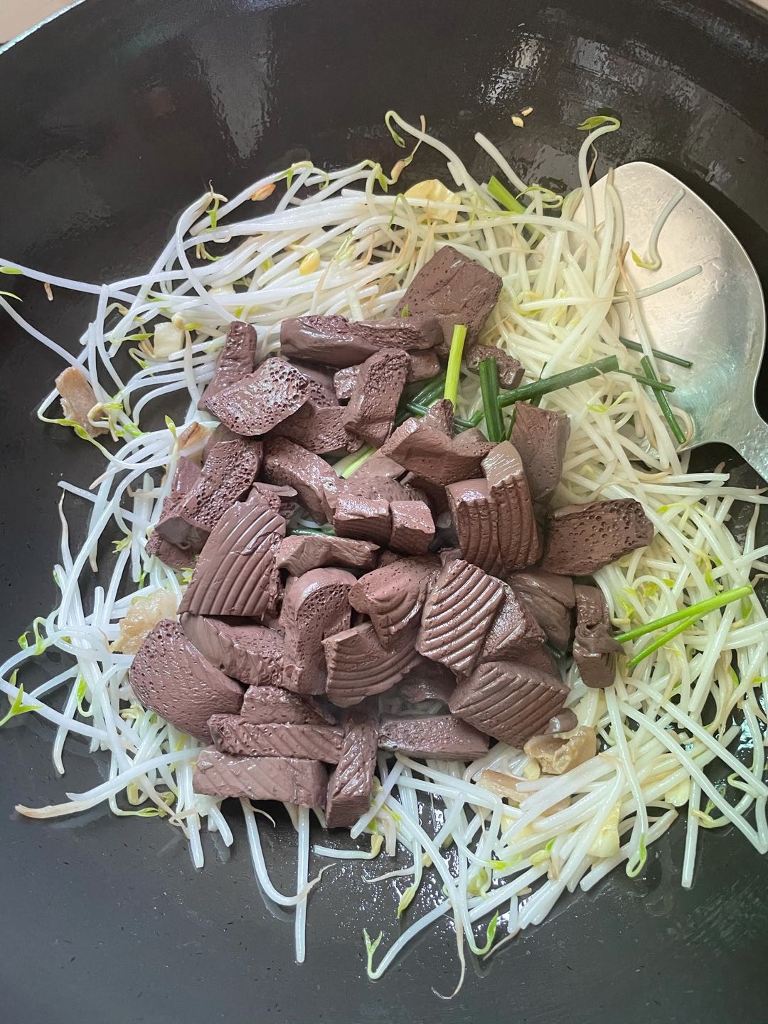 炒豬血的做法-咸鮮味炒菜譜-易網(wǎng)健康養(yǎng)生網(wǎng) 炒豬血的做法-咸鮮味炒菜譜