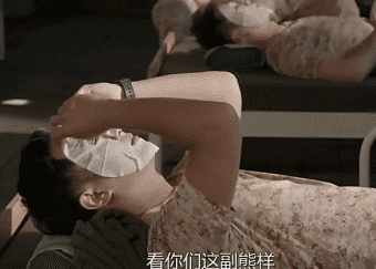  熱血?jiǎng)勇部蓾M(mǎn)滿(mǎn)的膠原蛋白 不管在哪都不忘敷面膜 