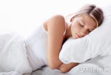 女人在晚上睡覺(jué)前該如何保養(yǎng)肌膚
