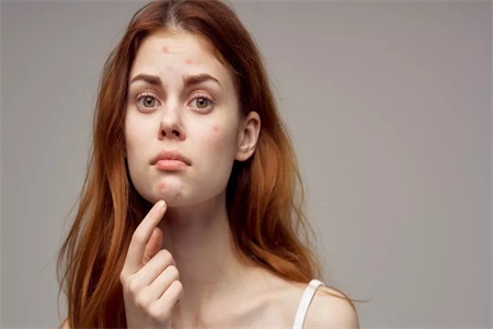 女性熬夜忽略了肌膚初老等問題，一個神器抗初老立竿見影