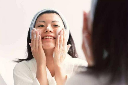 秋天換季皮膚干燥起皮怎么辦，女生滋潤(rùn)臉部的五個(gè)方法