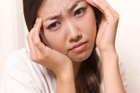 女性早上眼睛腫了是什么原因，快速消腫的四個(gè)方法