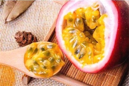 百香果怎么吃最好?百香果的四種吃法中最后一種最具特色-易網(wǎng)健康<a href=http://www.fnaogov.cn/jkys/ target=_blank class=infotextkey>養(yǎng)生</a>網(wǎng) 百香果怎么吃最好?百香果的四種吃法中最后一種最具特色