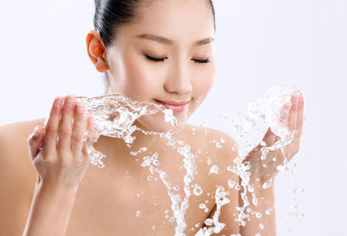 掌握正確洗臉方式 改善粗糙膚質(zhì)-易網(wǎng)健康<a href=http://www.fnaogov.cn/jkys/ target=_blank class=infotextkey>養(yǎng)生</a>網(wǎng) 掌握正確洗臉方式 改善粗糙膚質(zhì)