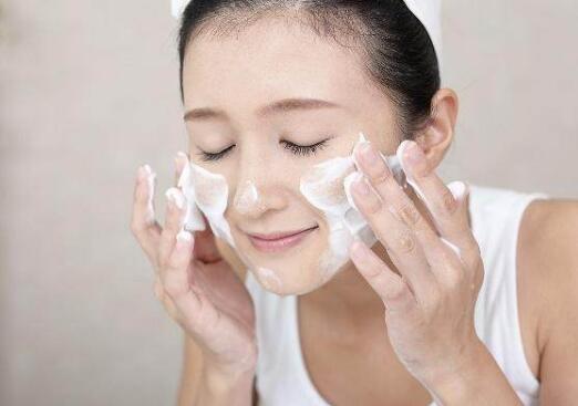 敏感性肌膚怎么選擇化妝品？不含刺激性成分是關(guān)鍵