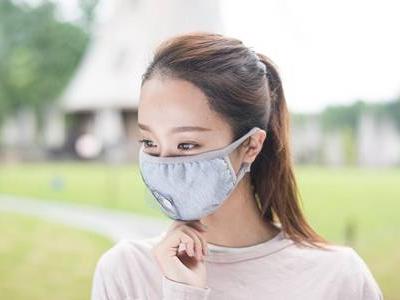 女生長(zhǎng)時(shí)間戴口罩導(dǎo)致長(zhǎng)痘，專(zhuān)家告訴你預(yù)防和治療的方法