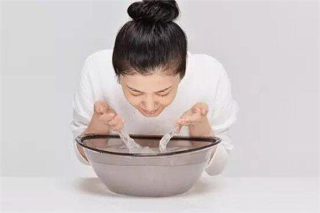 常用鹽水洗臉有什么好處 這4個好處了解一下-易網(wǎng)<a href=http://www.fnaogov.cn/ target=_blank class=infotextkey>健康養(yǎng)生</a>網(wǎng) 常用鹽水洗臉有什么好處 這4個好處了解一下