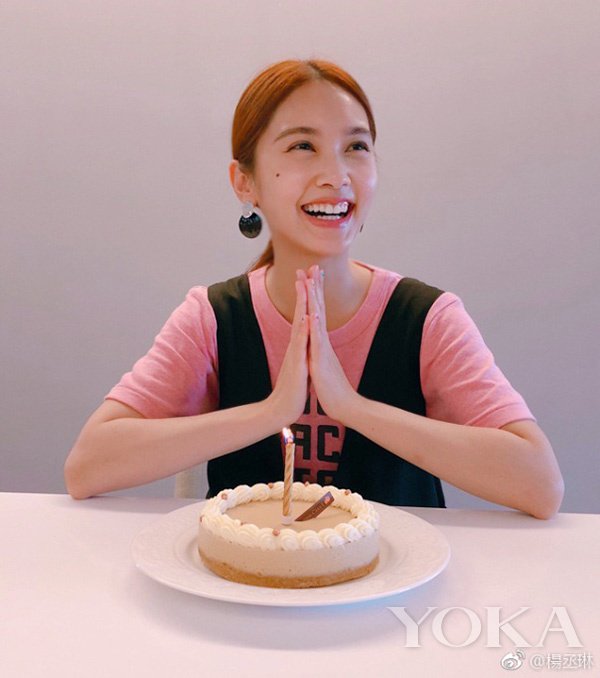 看起來毫不費力的少女感， 離不開“黑精靈”的雕琢
