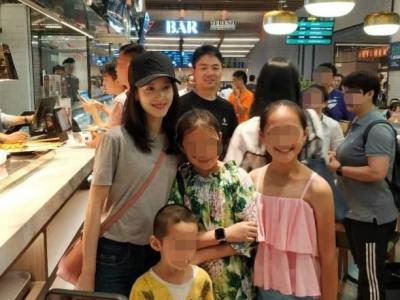 網友偶遇章澤天劉強東 奶茶妹妹素顏甜笑少女肌贏了！