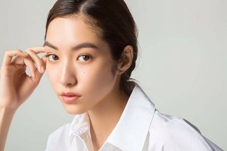 臉腫是什么原因引起的，女生早上起來臉腫怎么辦