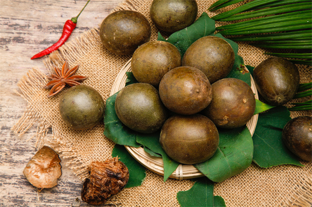 秋天上火適合吃羅漢果嗎?羅漢果的食用方法-易網<a href=http://www.fnaogov.cn/ target=_blank class=infotextkey>健康養生</a>網 秋天上火適合吃羅漢果嗎?羅漢果的食用方法