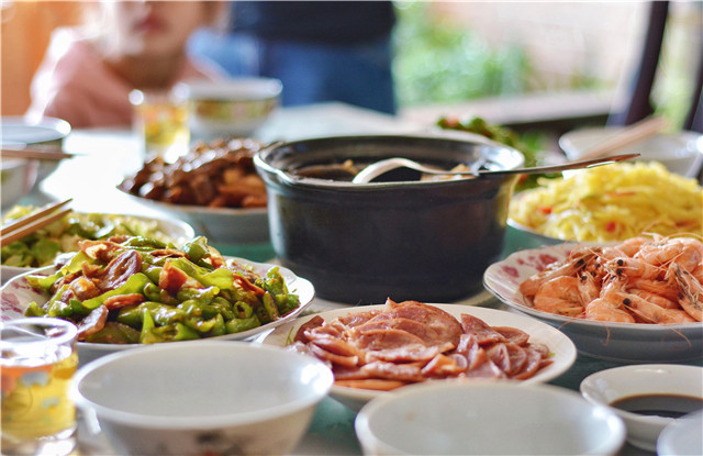 每逢過年胖三斤，那么過年吃飯怎么避免長肉？