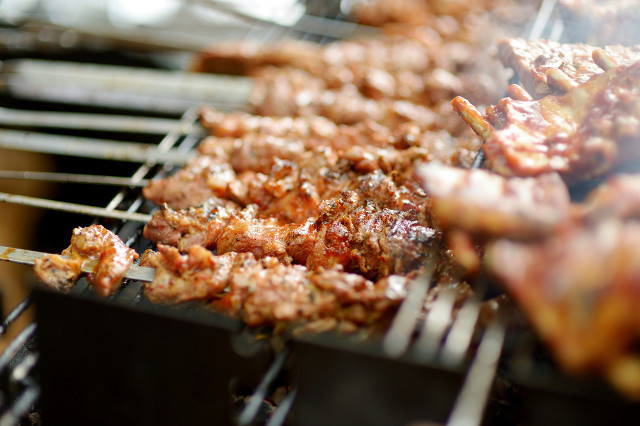 夏季吃燒烤應(yīng)該注意些什么?哪些食物不適合吃-易網(wǎng)<a href=http://www.fnaogov.cn/ target=_blank class=infotextkey>健康養(yǎng)生</a>網(wǎng) 夏季吃燒烤應(yīng)該注意些什么?哪些食物不適合吃