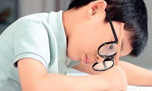 假性近視如何判斷？九個細節認清孩子是否近視！