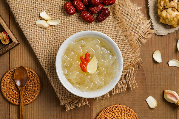 女人每天喝一碗銀耳湯好嗎(長(zhǎng)期吃銀耳的好處)-易網(wǎng)健康<a href=http://www.fnaogov.cn/jkys/ target=_blank class=infotextkey>養(yǎng)生</a>網(wǎng) 女人每天喝一碗銀耳湯好嗎(長(zhǎng)期吃銀耳的好處)