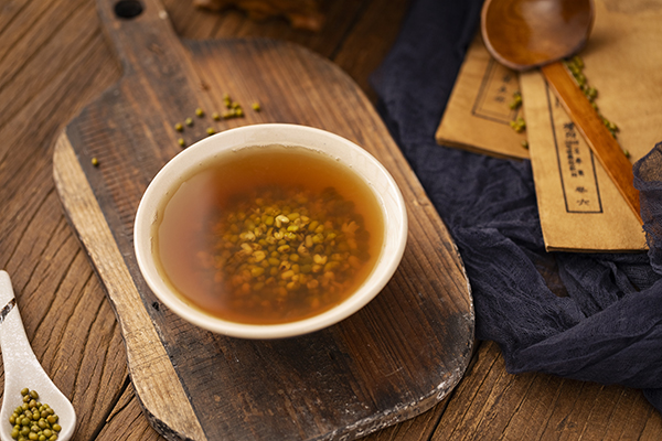 每天堅(jiān)持喝綠豆湯對肝臟好嗎(肝炎能喝綠豆湯嗎)-易網(wǎng)健康<a href=http://www.fnaogov.cn/jkys/ target=_blank class=infotextkey>養(yǎng)生</a>網(wǎng) 每天堅(jiān)持喝綠豆湯對肝臟好嗎(肝炎能喝綠豆湯嗎)